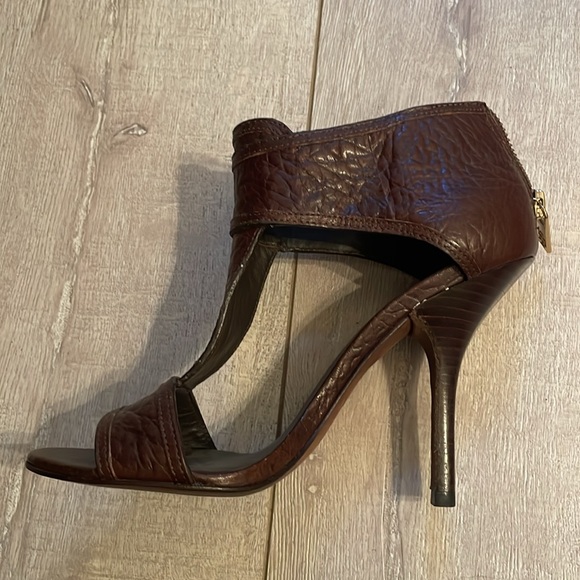 TORY BURCH Teagan Stingray Brown Leather Caged T Strap Sandals Heels Sz 6.5 - Picture 7 of 12